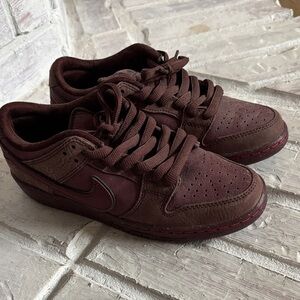 Nike menDark Brown Sneakers